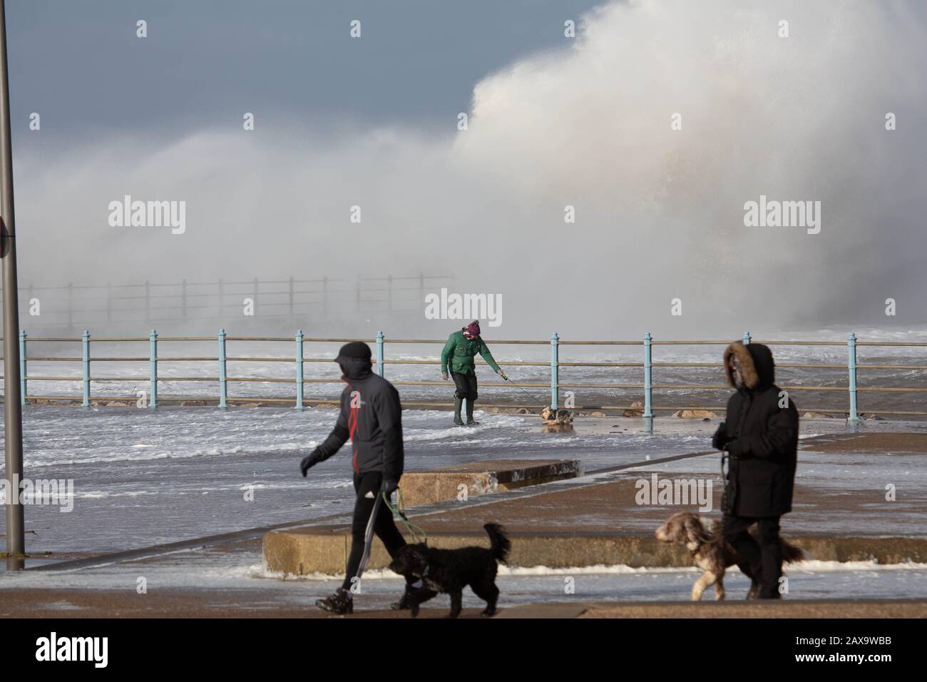 Morecambe Lancashire, Großbritannien. Februar 2020. Anhaltende starke Winde und 10 m Gezeiten bringen Wellen über die Promenade in Morecambe in dieser Mittagszeit Credit: Photographing North/Alamy Live News Stockfoto