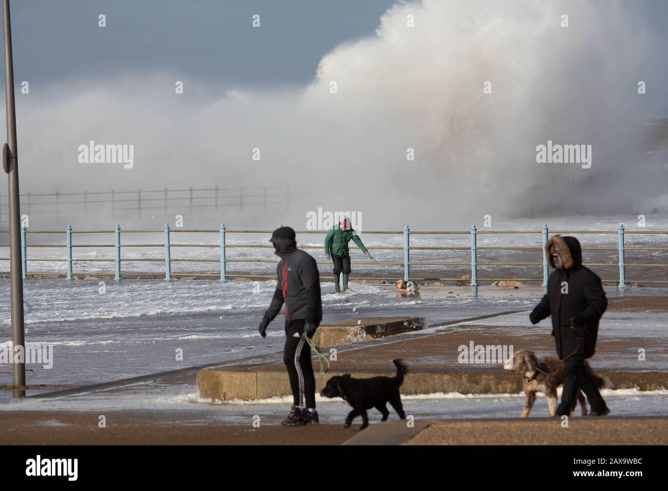Morecambe Lancashire, Großbritannien. Februar 2020. Anhaltende starke Winde und 10 m Gezeiten bringen Wellen über die Promenade in Morecambe in dieser Mittagszeit Credit: Photographing North/Alamy Live News Stockfoto