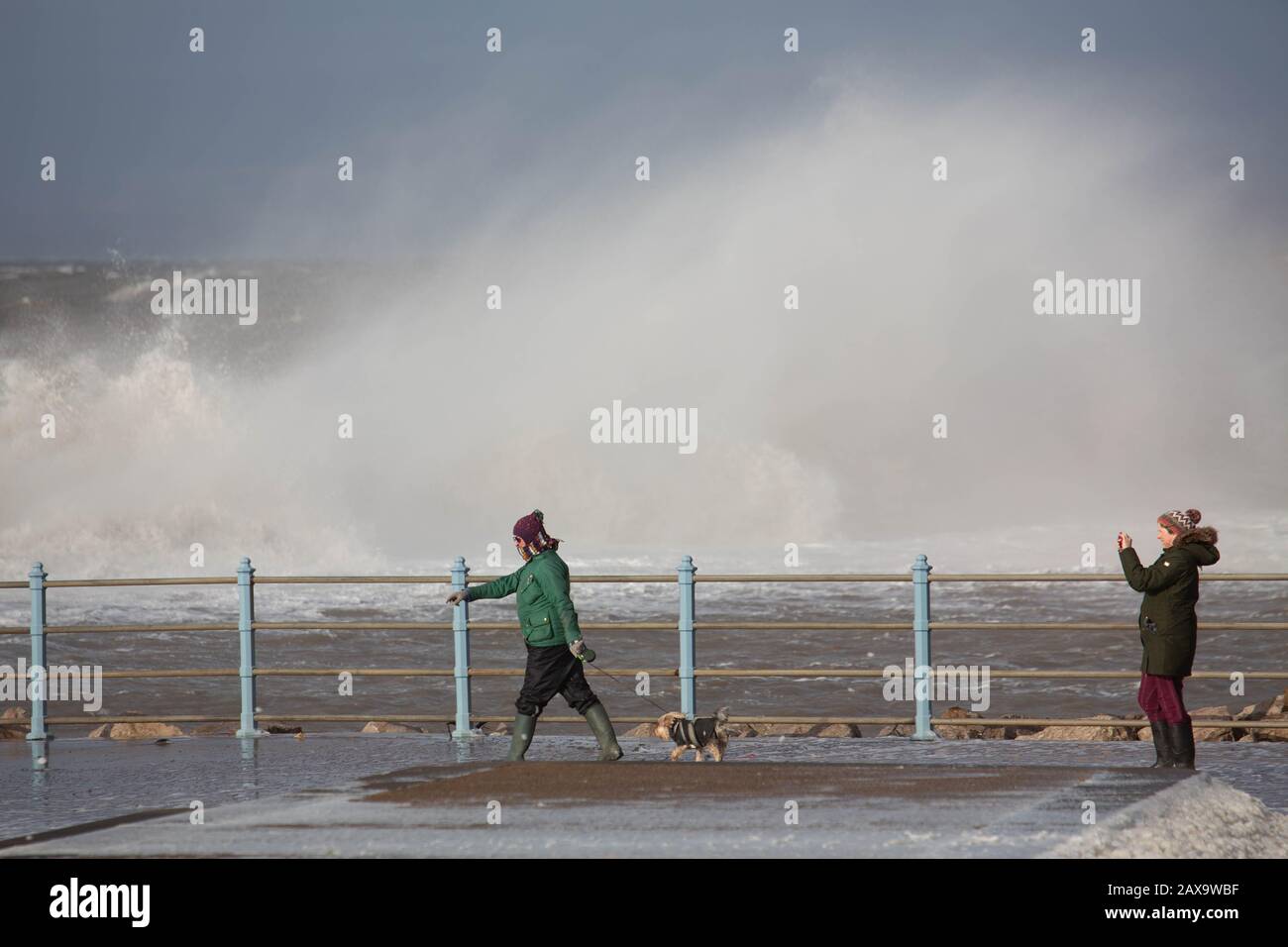 Morecambe Lancashire, Großbritannien. Februar 2020. Anhaltende starke Winde und 10 m Gezeiten bringen Wellen über die Promenade in Morecambe in dieser Mittagszeit Credit: Photographing North/Alamy Live News Stockfoto