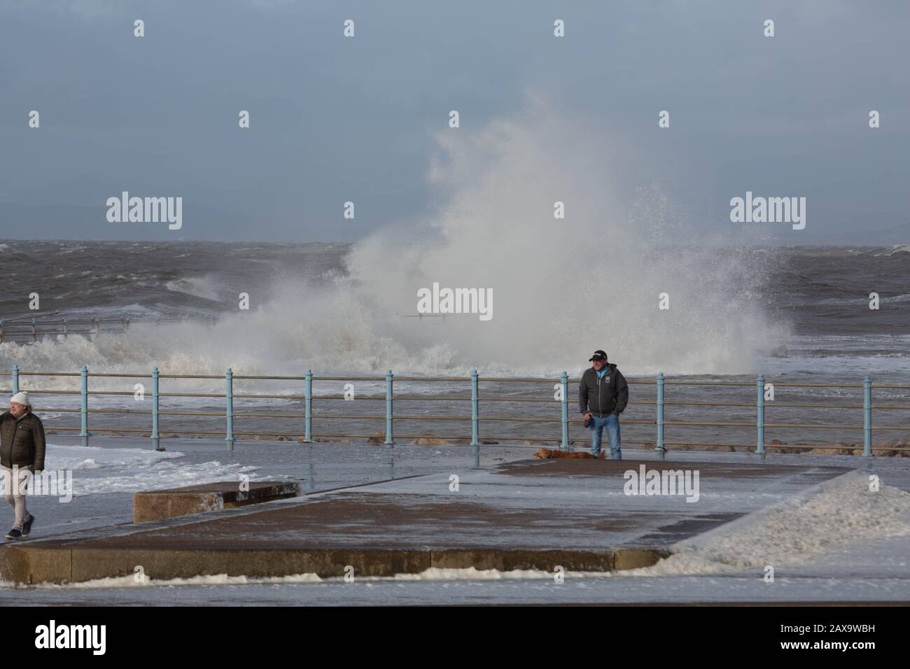 Morecambe Lancashire, Großbritannien. Februar 2020. Anhaltende starke Winde und 10 m Gezeiten bringen Wellen über die Promenade in Morecambe in dieser Mittagszeit Credit: Photographing North/Alamy Live News Stockfoto