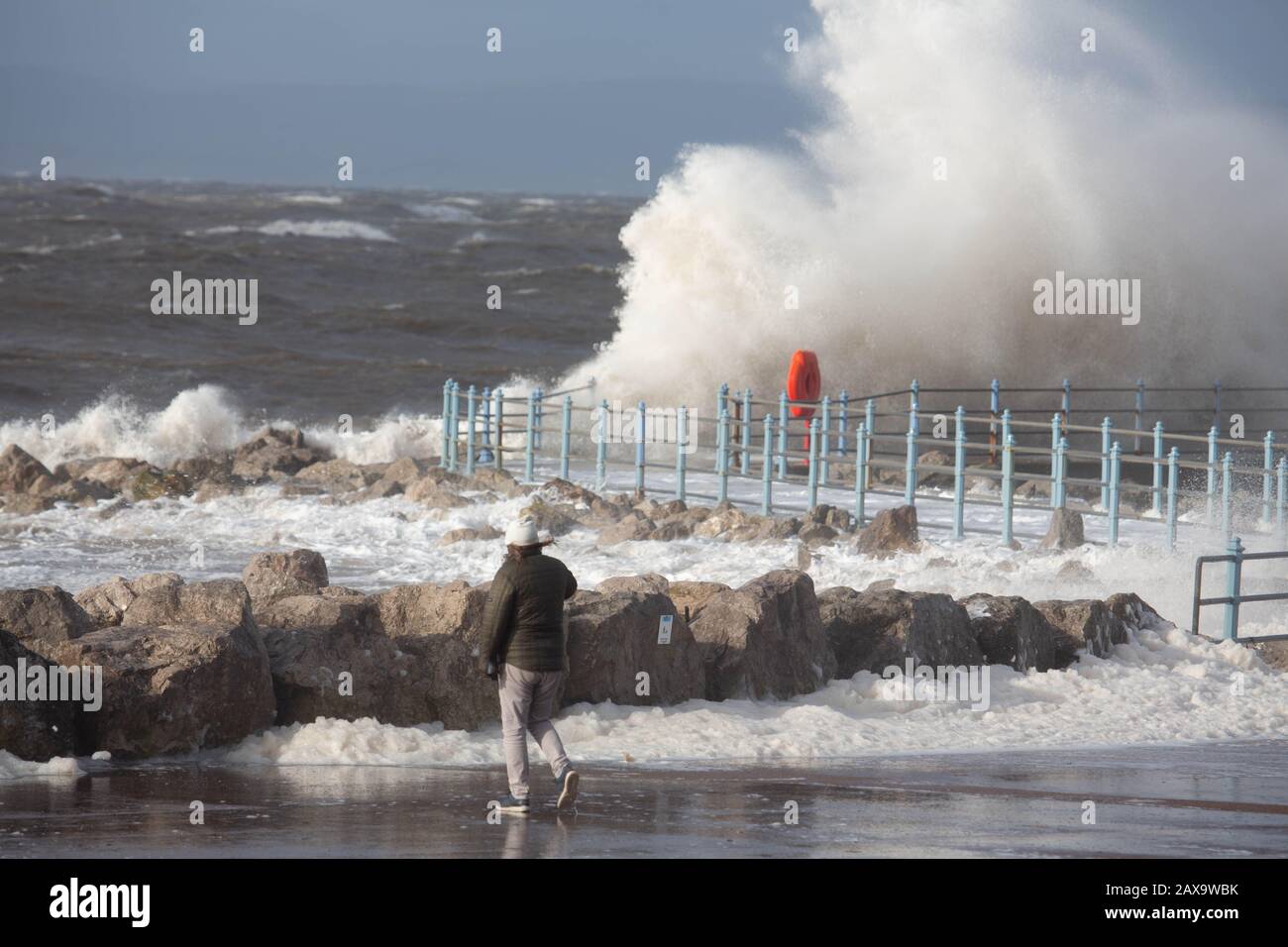 Morecambe Lancashire, Großbritannien. Februar 2020. Anhaltende starke Winde und 10 m Gezeiten bringen Wellen über die Promenade in Morecambe in dieser Mittagszeit Credit: Photographing North/Alamy Live News Stockfoto