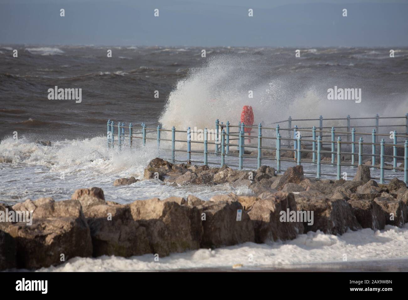 Morecambe Lancashire, Großbritannien. Februar 2020. Anhaltende starke Winde und 10 m Gezeiten bringen Wellen über die Promenade in Morecambe in dieser Mittagszeit Credit: Photographing North/Alamy Live News Stockfoto