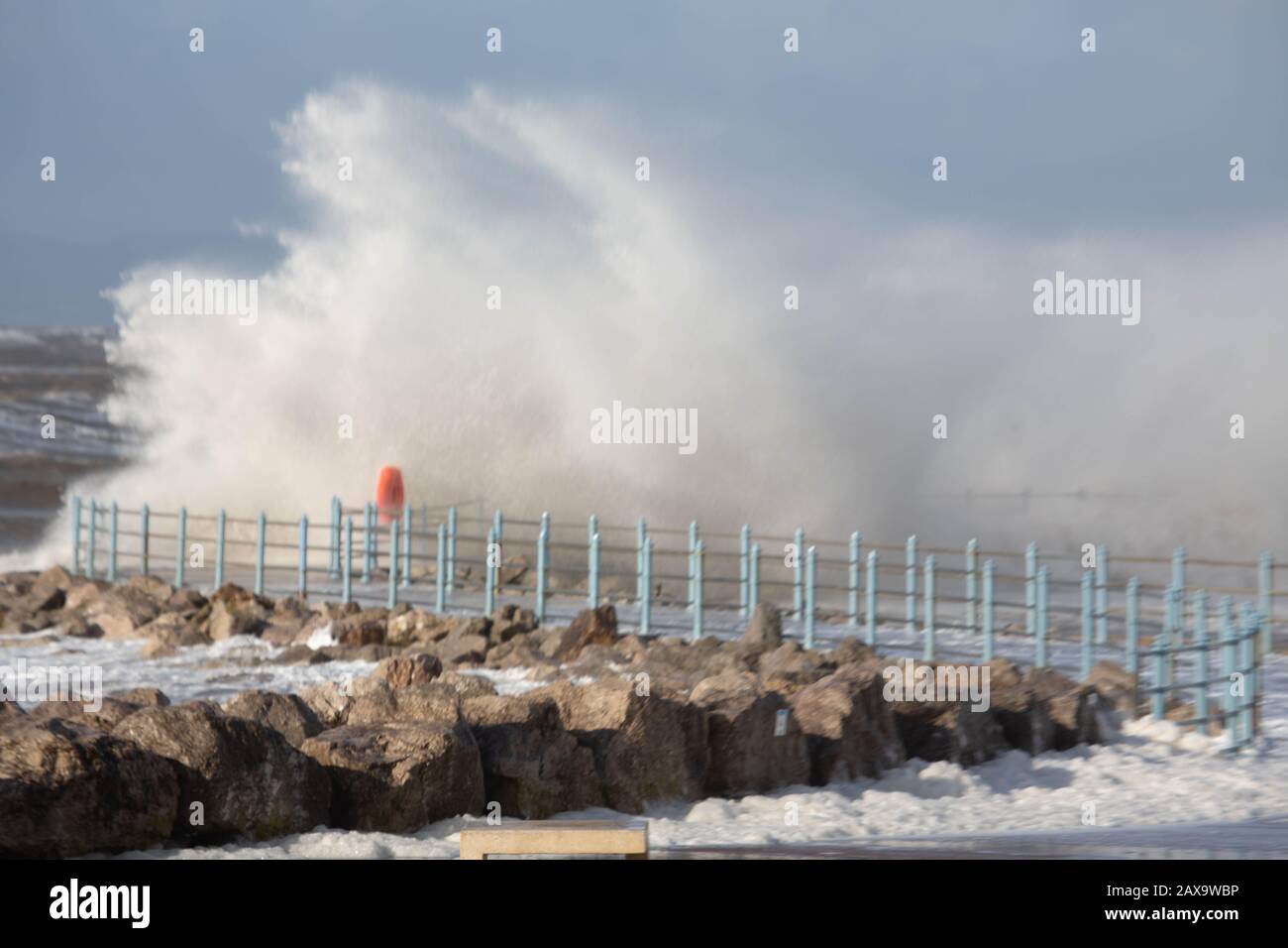 Morecambe Lancashire, Großbritannien. Februar 2020. Anhaltende starke Winde und 10 m Gezeiten bringen Wellen über die Promenade in Morecambe in dieser Mittagszeit Credit: Photographing North/Alamy Live News Stockfoto