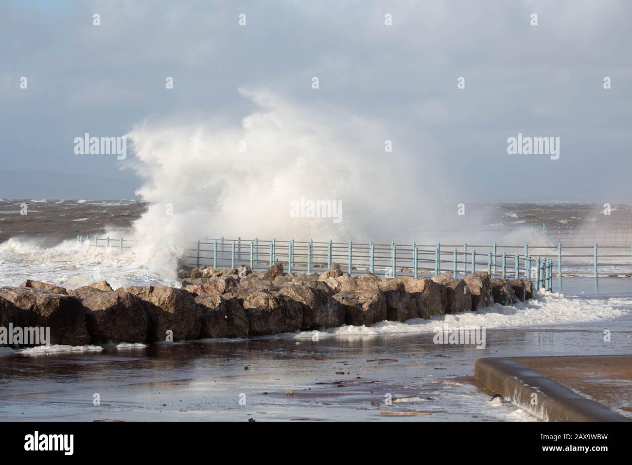 Morecambe Lancashire, Großbritannien. Februar 2020. Anhaltende starke Winde und 10 m Gezeiten bringen Wellen über die Promenade in Morecambe in dieser Mittagszeit Credit: Photographing North/Alamy Live News Stockfoto