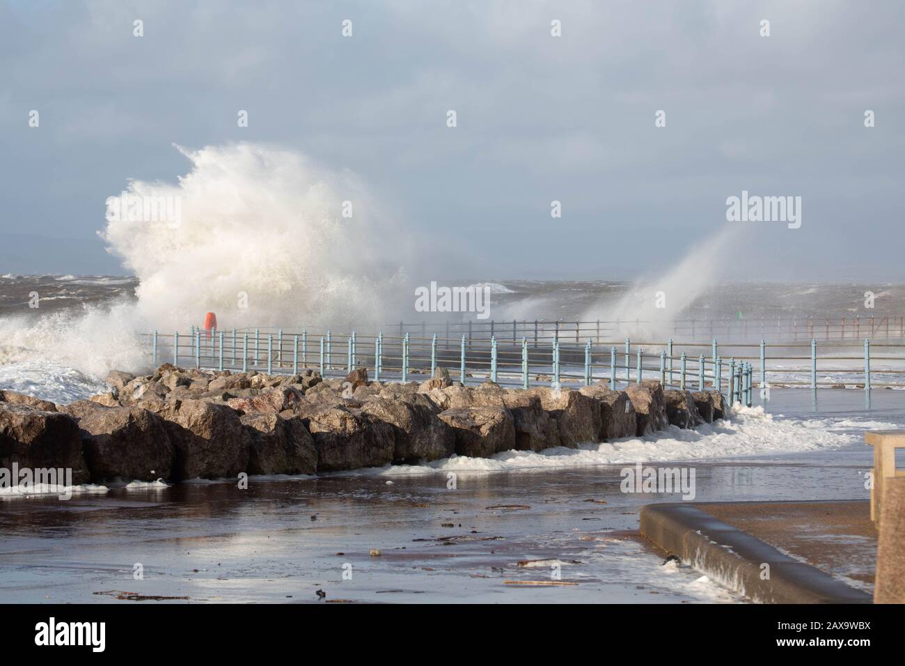 Morecambe Lancashire, Großbritannien. Februar 2020. Anhaltende starke Winde und 10 m Gezeiten bringen Wellen über die Promenade in Morecambe in dieser Mittagszeit Credit: Photographing North/Alamy Live News Stockfoto