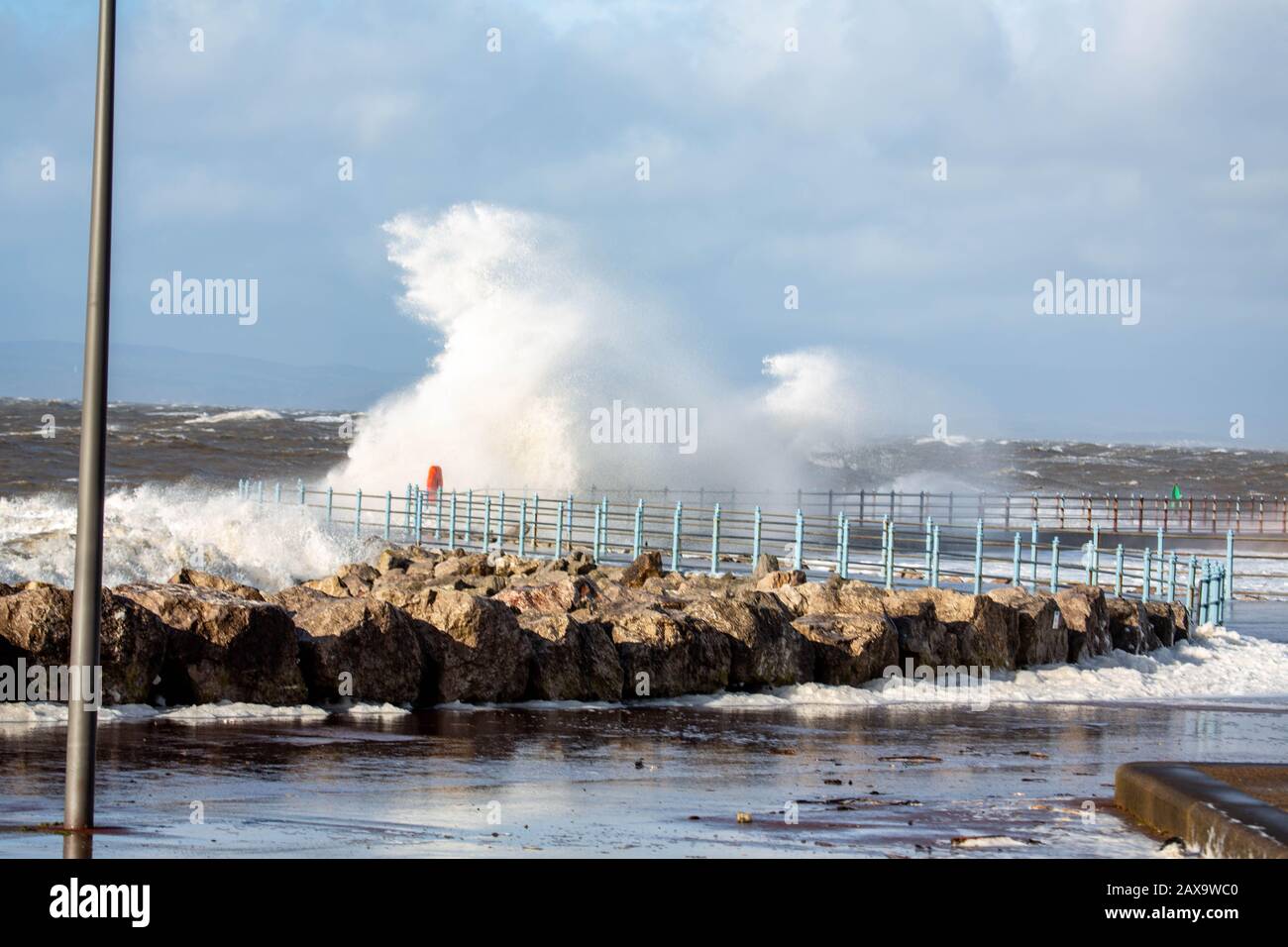 Morecambe Lancashire, Großbritannien. Februar 2020. Anhaltende starke Winde und 10 m Gezeiten bringen Wellen über die Promenade in Morecambe in dieser Mittagszeit Credit: Photographing North/Alamy Live News Stockfoto