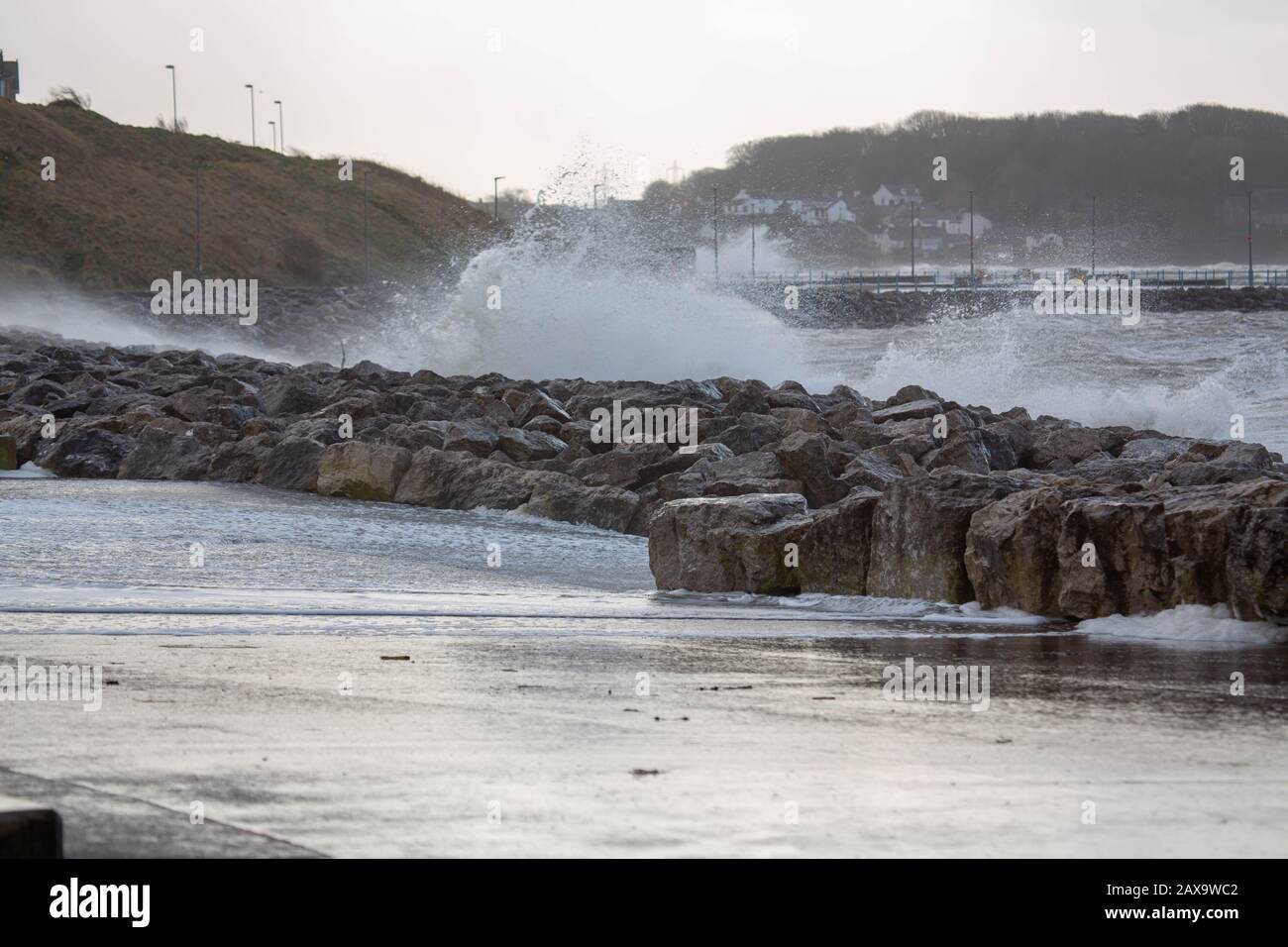 Morecambe Lancashire, Großbritannien. Februar 2020. Anhaltende starke Winde und 10 m Gezeiten bringen Wellen über die Promenade in Morecambe in dieser Mittagszeit Credit: Photographing North/Alamy Live News Stockfoto