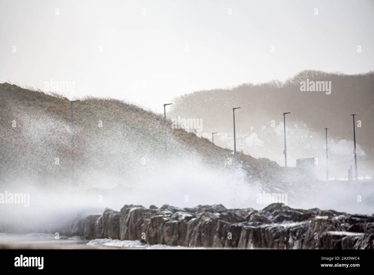 Morecambe Lancashire, Großbritannien. Februar 2020. Anhaltende starke Winde und 10 m Gezeiten bringen Wellen über die Promenade in Morecambe in dieser Mittagszeit Credit: Photographing North/Alamy Live News Stockfoto