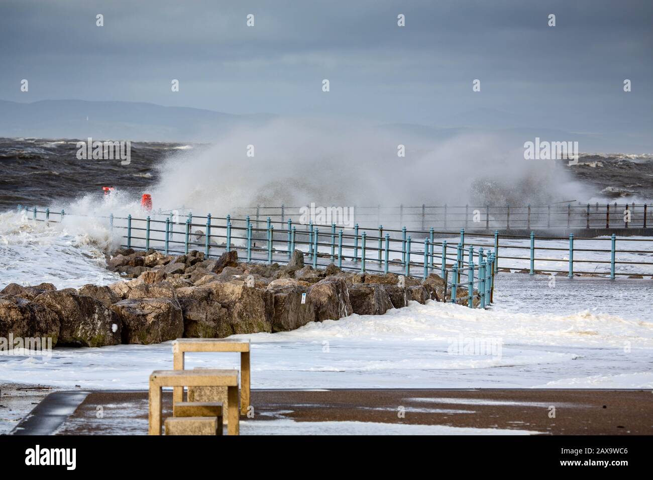 Morecambe Lancashire, Großbritannien. Februar 2020. Anhaltende starke Winde und 10 m Gezeiten bringen Wellen über die Promenade in Morecambe in dieser Mittagszeit Credit: Photographing North/Alamy Live News Stockfoto