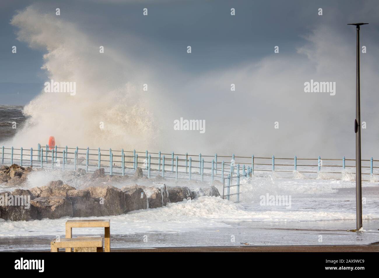 Morecambe Lancashire, Großbritannien. Februar 2020. Anhaltende starke Winde und 10 m Gezeiten bringen Wellen über die Promenade in Morecambe in dieser Mittagszeit Credit: Photographing North/Alamy Live News Stockfoto