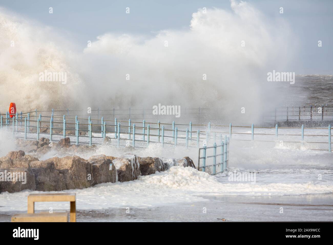 Morecambe Lancashire, Großbritannien. Februar 2020. Anhaltende starke Winde und 10 m Gezeiten bringen Wellen über die Promenade in Morecambe in dieser Mittagszeit Credit: Photographing North/Alamy Live News Stockfoto