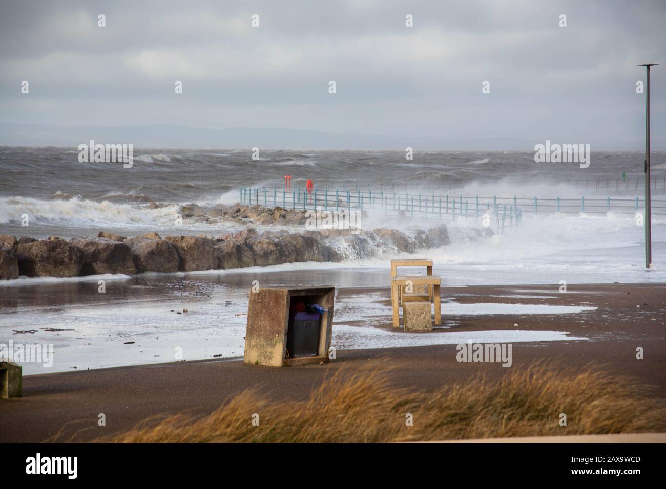 Morecambe Lancashire, Großbritannien. Februar 2020. Anhaltende starke Winde und 10 m Gezeiten bringen Wellen über die Promenade in Morecambe in dieser Mittagszeit Credit: Photographing North/Alamy Live News Stockfoto