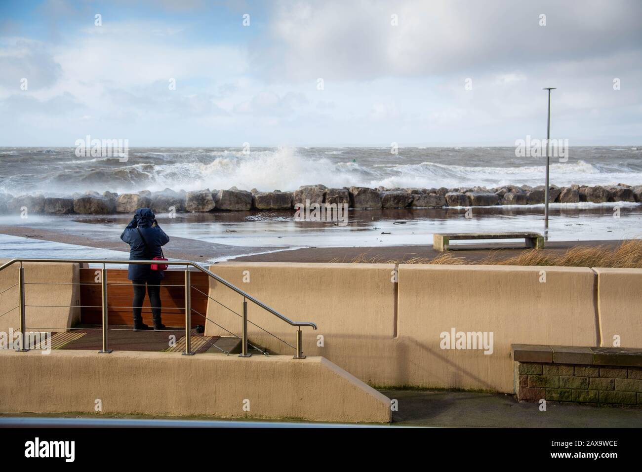 Morecambe Lancashire, Großbritannien. Februar 2020. Anhaltende starke Winde und 10 m Gezeiten bringen Wellen über die Promenade in Morecambe in dieser Mittagszeit Credit: Photographing North/Alamy Live News Stockfoto