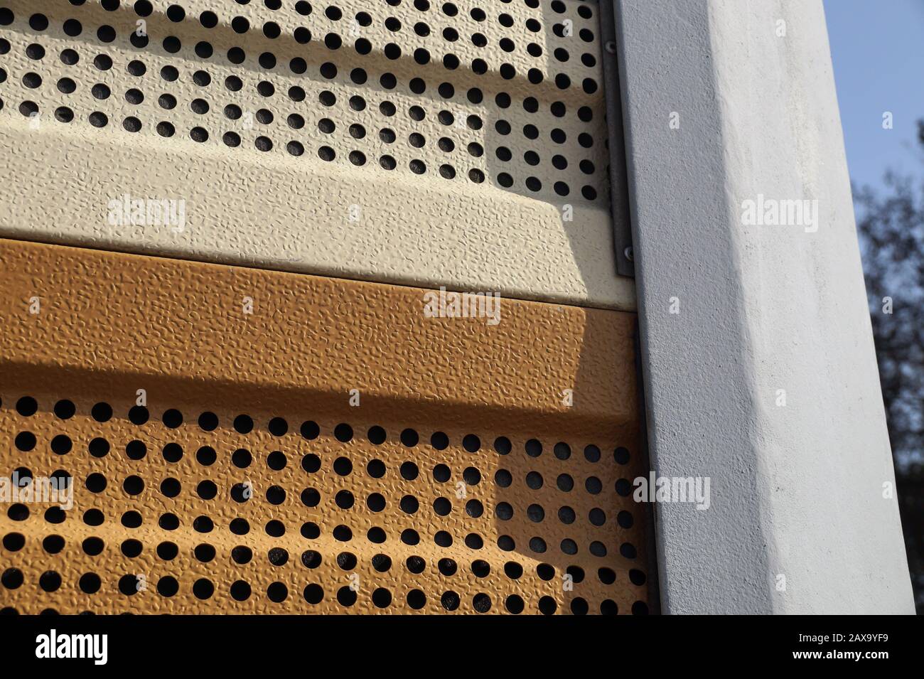 Nahaufnahme von geräuschabsorbierenden Schutzplatten. Schutz der Anwohner vor Lärm, der durch den Fahrzeugverkehr verursacht wird. Stockfoto