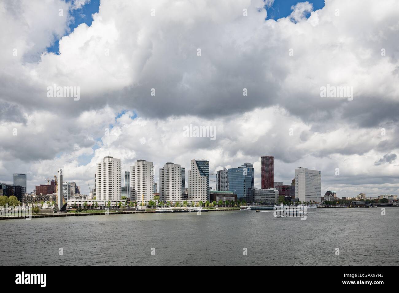 Blick auf die Skyline von Rotterdam von der Erasmus-Brücke mit großen Wolken über der Stadt Stockfoto