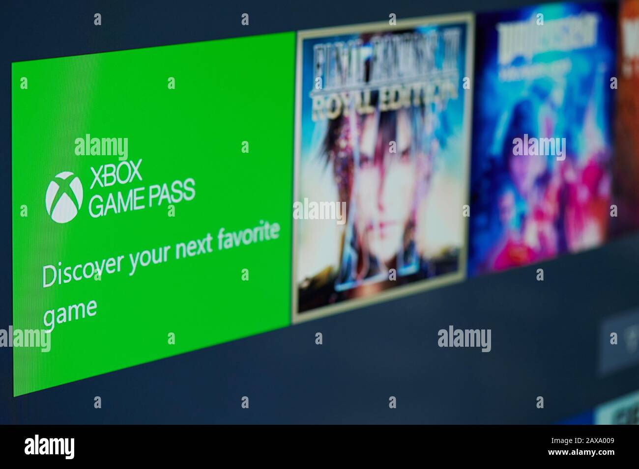 New York, USA - 11. Februar 2020: Xbox Game Pass Abonnement für Online-Spiele auf tv-Bildschirm Nahaufnahme Stockfoto