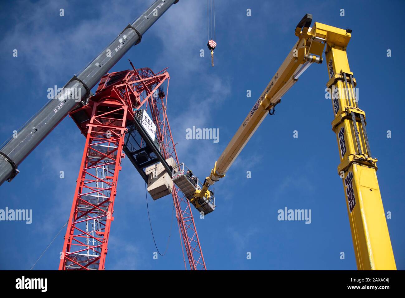 11. Februar 2020, Hessen, Frankfurt am Main: Monteure arbeiten von einer Hubplattform aus, um einen Kran zu retten, der im "Sabine"-Sturm beschädigt wurde. Sein Jib war auf das Dach der Kathedrale gefallen. Foto: Dorothee Barth / dpa Stockfoto