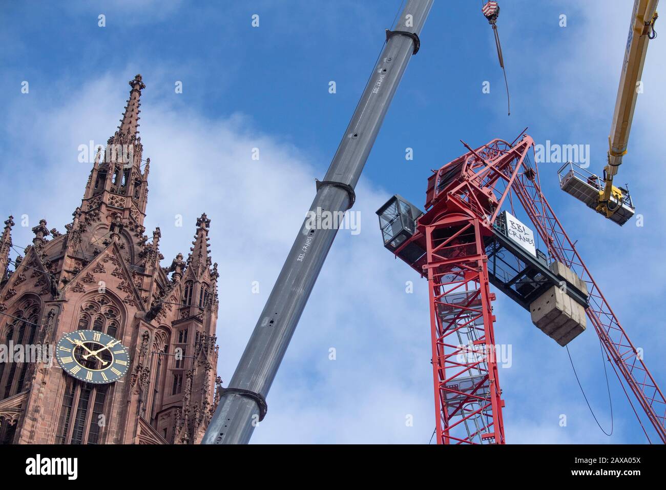 11. Februar 2020, Hessen, Frankfurt am Main: Monteure arbeiten von einer Hubplattform aus, um einen Kran zu retten, der im "Sabine"-Sturm beschädigt wurde. Sein Jib war auf das Dach der Kathedrale gefallen. Foto: Dorothee Barth / dpa Stockfoto