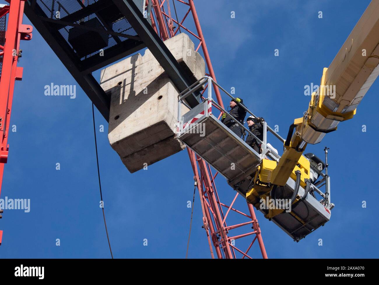 11. Februar 2020, Hessen, Frankfurt am Main: Monteure arbeiten von einer Hubplattform aus, um einen Kran zu retten, der im "Sabine"-Sturm beschädigt wurde. Sein Jib war auf das Dach der Kathedrale gefallen. Foto: Dorothee Barth / dpa Stockfoto