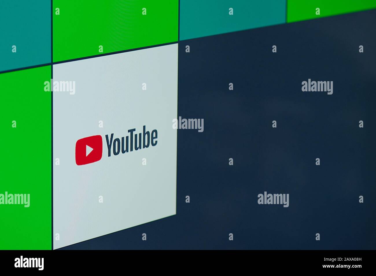 New York, USA - 11. Februar 2020: YouTube App für xbox auf tv-Bildschirm Nahaufnahme Stockfoto