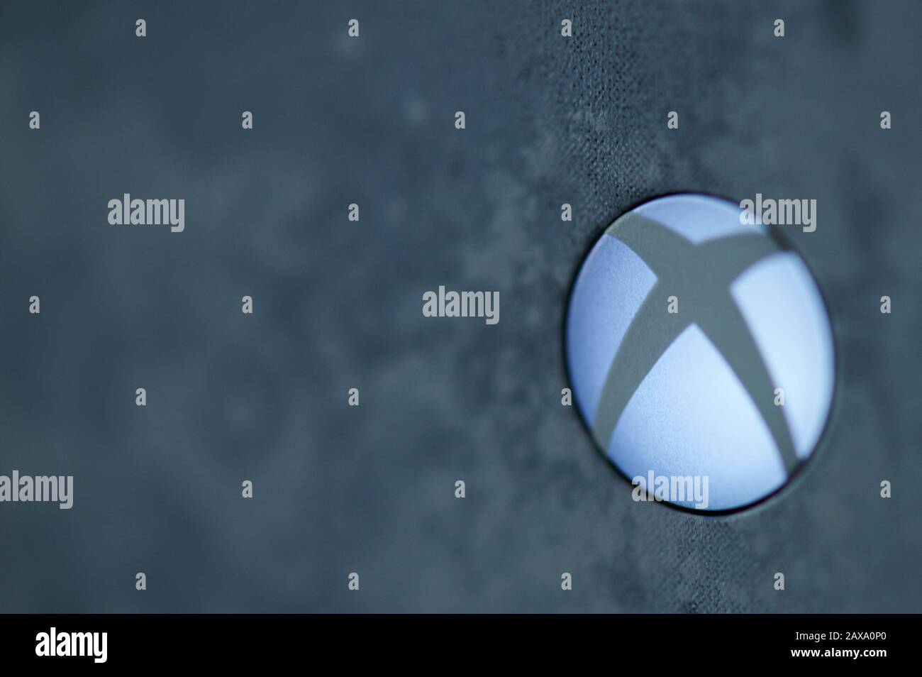 New York, USA - 11. Februar 2020: Xbox-Logo auf Spielkonsolen-Makro-Nahansicht Stockfoto