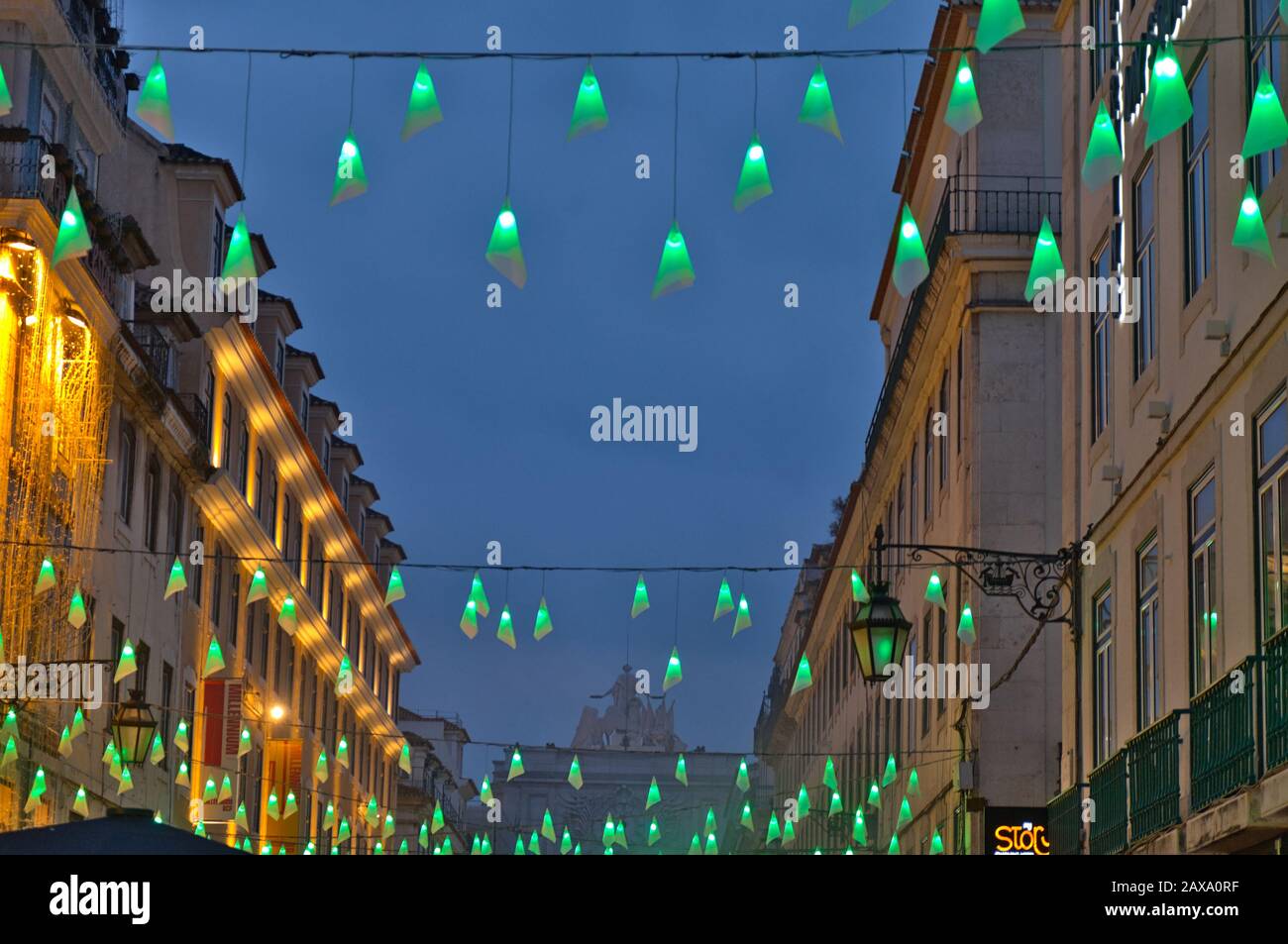 Straße in Augusta nachts während der Weihnachtszeit in Lissabon, Portugal Stockfoto