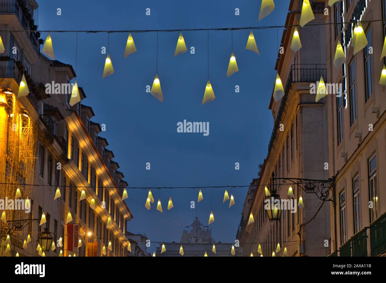 Straße in Augusta nachts während der Weihnachtszeit in Lissabon, Portugal Stockfoto