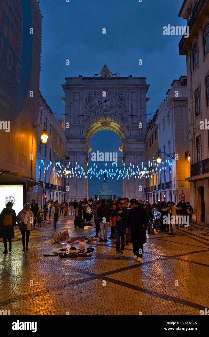Straße in Augusta nachts während der Weihnachtszeit in Lissabon, Portugal Stockfoto