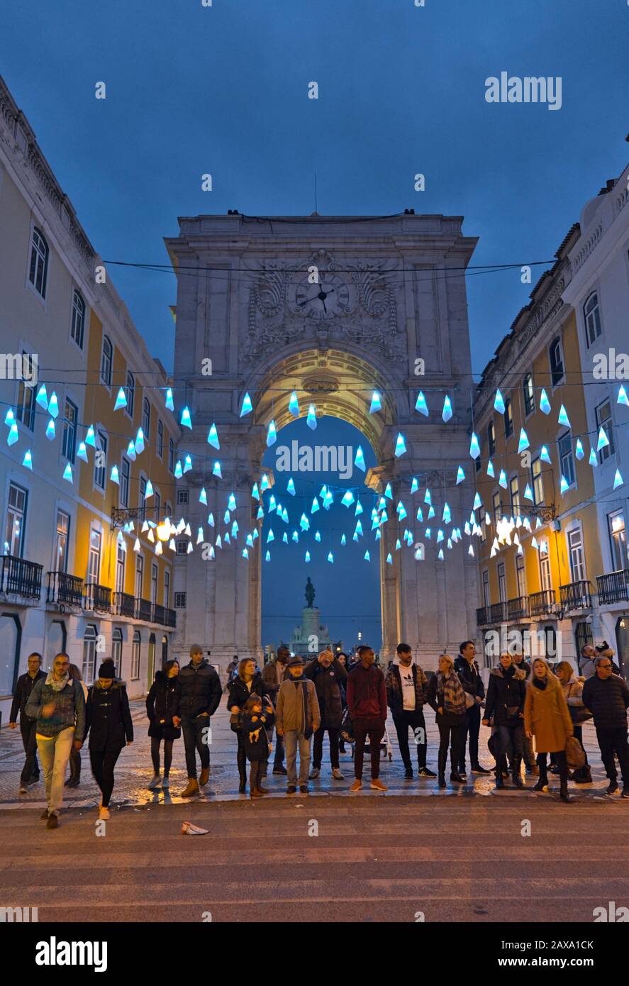 Straße in Augusta nachts während der Weihnachtszeit in Lissabon, Portugal Stockfoto