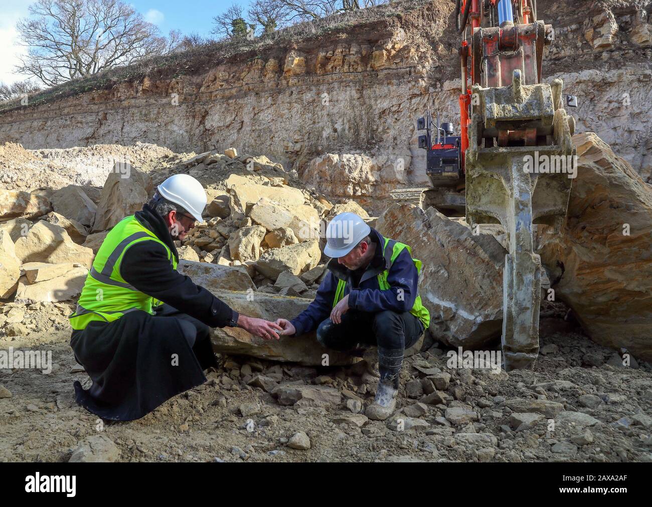 Der Dekan von Salisbury, Der Revd Nicholas Papadopolus, verließ, Und Gary Price, der Angestellte der Kathedrale, wählt einen Steinmetzstein im Chicksgrove Quarry in Tisbury, Wiltshire, vor dem launchÊon Dienstag 18 FebruaryÊofÊSalisbury 2020, City on the Move, ein Jahr lang Feiern zum 800. Jahrestag der Kathedrale. Der Stein wird zum Gedenken an den Umzug der Kathedrale aus Dem Alten Sarum vor acht Jahrhunderten gehauen und am östlichen Ende der Kathedrale von Salisbury befestigt. Stockfoto