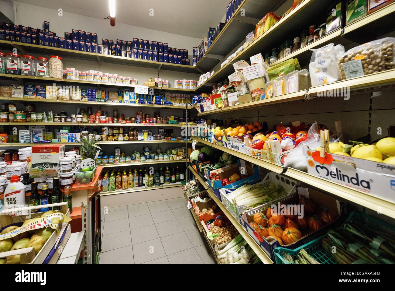 Kleiner italienischer Supermarkt mit frischen Produkten aus der Region Stockfoto