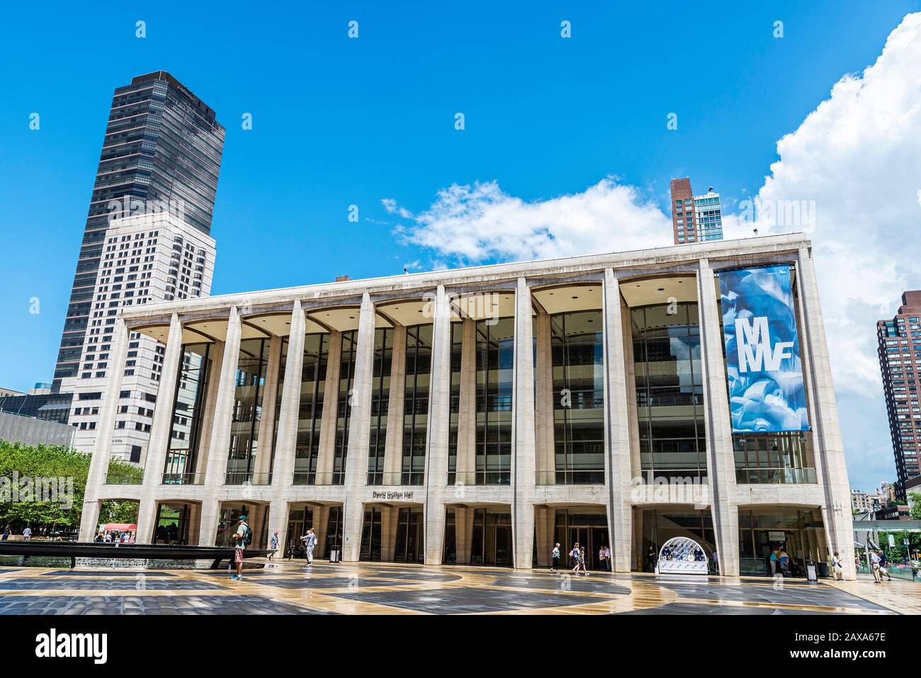 New York City, USA - 3. August 2018: Fassade des David H. Koch Theatre, Theater für Ballett des Lincoln Center for the Performing Arts with People Stockfoto