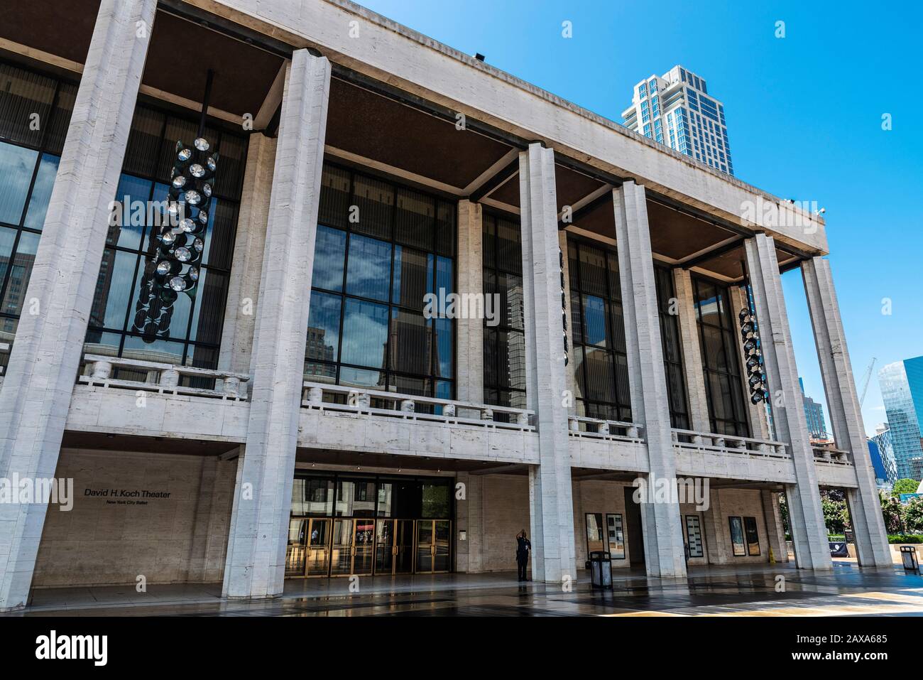 New York City, USA - 3. August 2018: Fassade des David H. Koch Theatre, Theater für Ballett des Lincoln Center for the Performing Arts with People Stockfoto