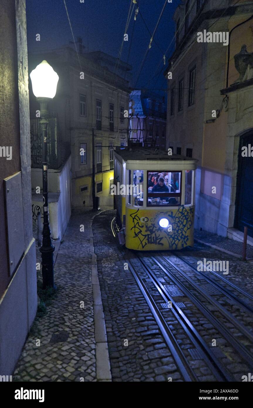 Legendärer alter Elektrozug in der Nacht in den Straßen von Lissabon, Portugal Stockfoto