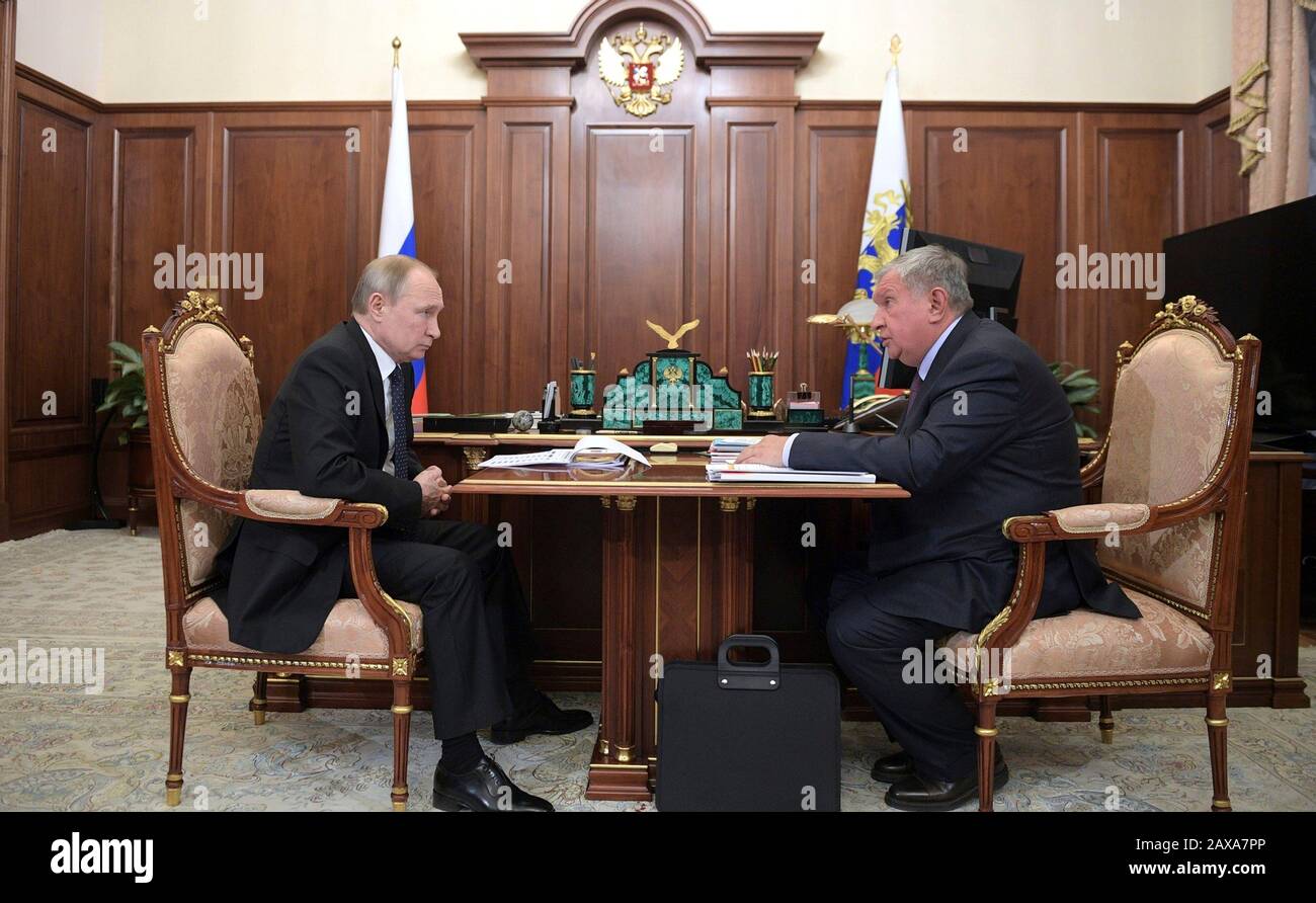 Moskau, Russland. Februar 2020. Der russische Präsident Wladimir Putin führt ein Arbeitstreffen mit dem Rosneft-Chef Igor Sechin, rechts, um die Unternehmensperformance in und zukünftige Pläne im Kreml vom 10. Februar 2020 in Moskau, Russland, zu besprechen. Kredit: Alexei Druzhinin/Kremlpool/Alamy Live News Stockfoto