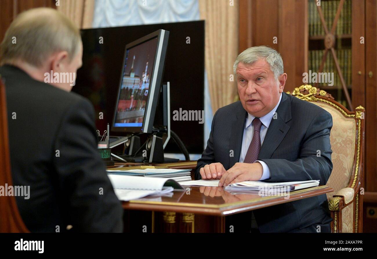 Moskau, Russland. Februar 2020. Der russische Präsident Wladimir Putin führt ein Arbeitstreffen mit dem Rosneft-Chef Igor Sechin, rechts, um die Unternehmensperformance in und zukünftige Pläne im Kreml vom 10. Februar 2020 in Moskau, Russland, zu besprechen. Kredit: Alexei Druzhinin/Kremlpool/Alamy Live News Stockfoto