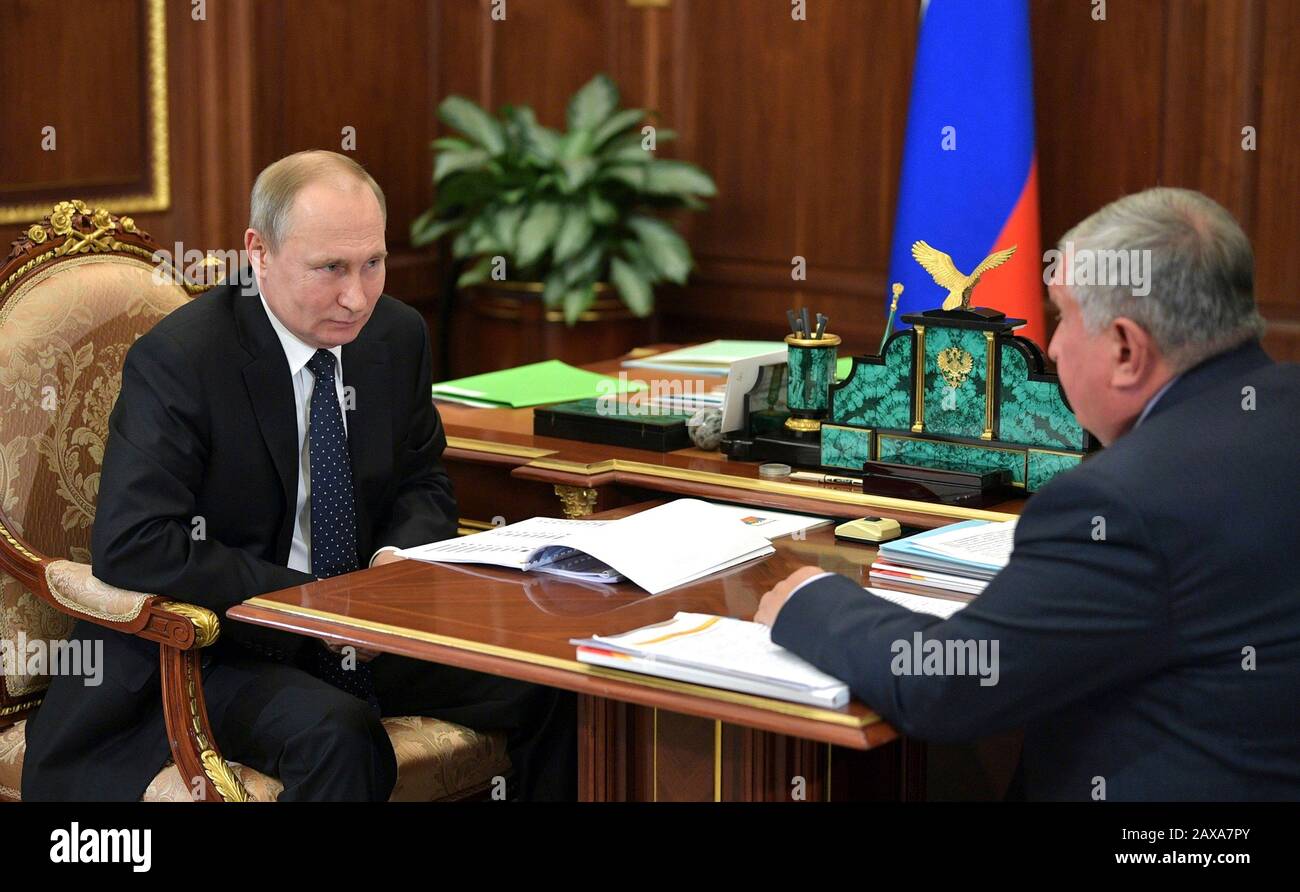 Moskau, Russland. Februar 2020. Der russische Präsident Wladimir Putin führt ein Arbeitstreffen mit dem Rosneft-Chef Igor Sechin, rechts, um die Unternehmensperformance in und zukünftige Pläne im Kreml vom 10. Februar 2020 in Moskau, Russland, zu besprechen. Kredit: Alexei Druzhinin/Kremlpool/Alamy Live News Stockfoto