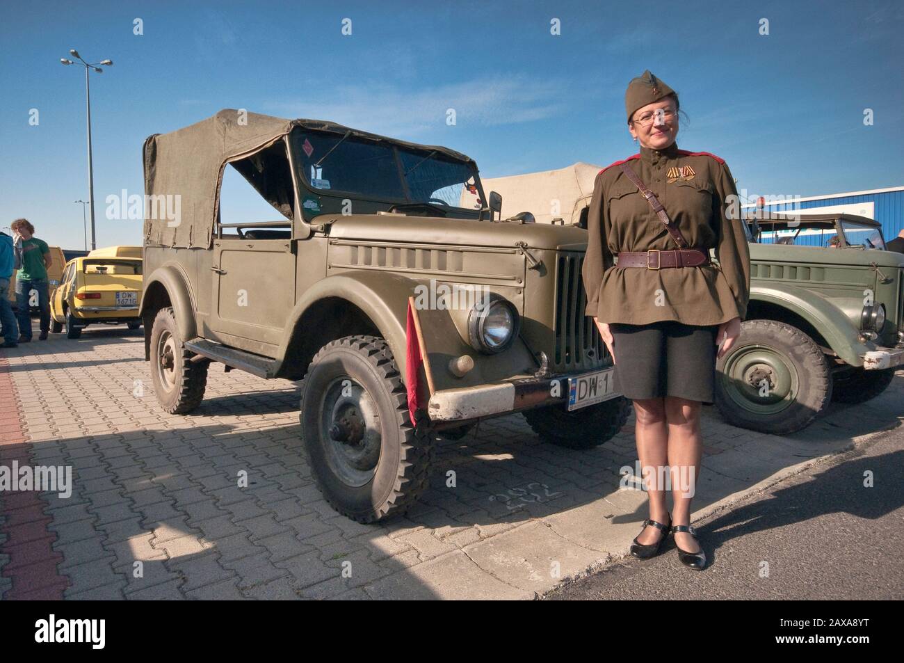 Frau in der sowjetischen Offiziersuniform, 50er Jahre GAZ-69, sowjetischen leichten Lastwagen, Oldtimer Bazar-Messe in Wroclaw, Niedermösien, Polen Stockfoto