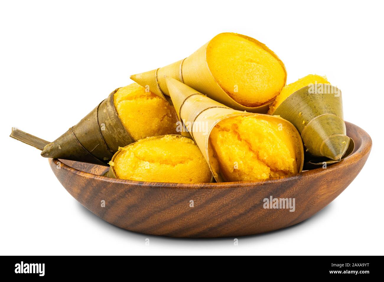 Haufen von Toddy Palm Cake oder Kanom Tarn, dem lokalen thailändischen Dessert in Holzschale auf weißem Grund mit Schneideweg Stockfoto