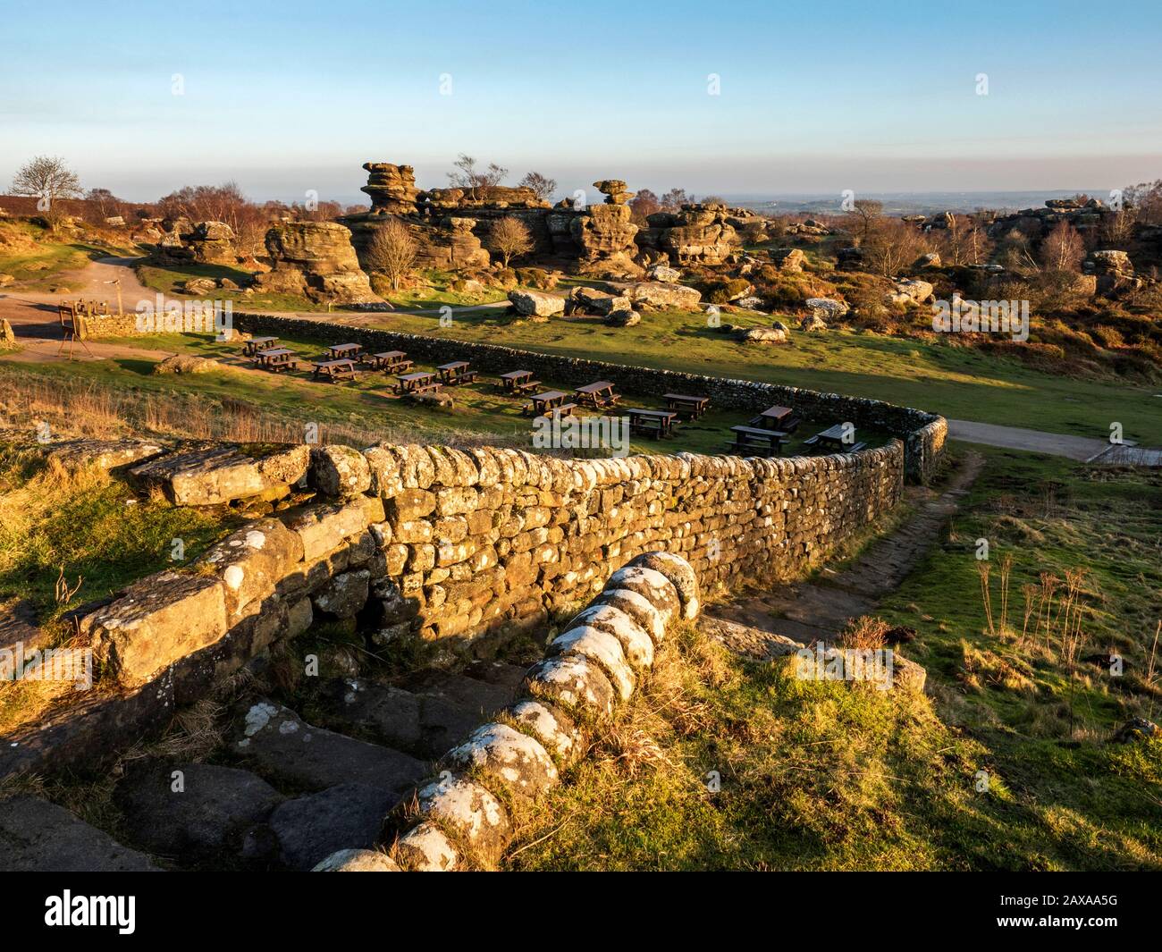 Gristone Felsformationen, die an einem Winternachmittag von der untergehenden Sonne in Brimham Rocks Brimham Moor Nidderdale AONB North Yorkshire England angezündet werden Stockfoto