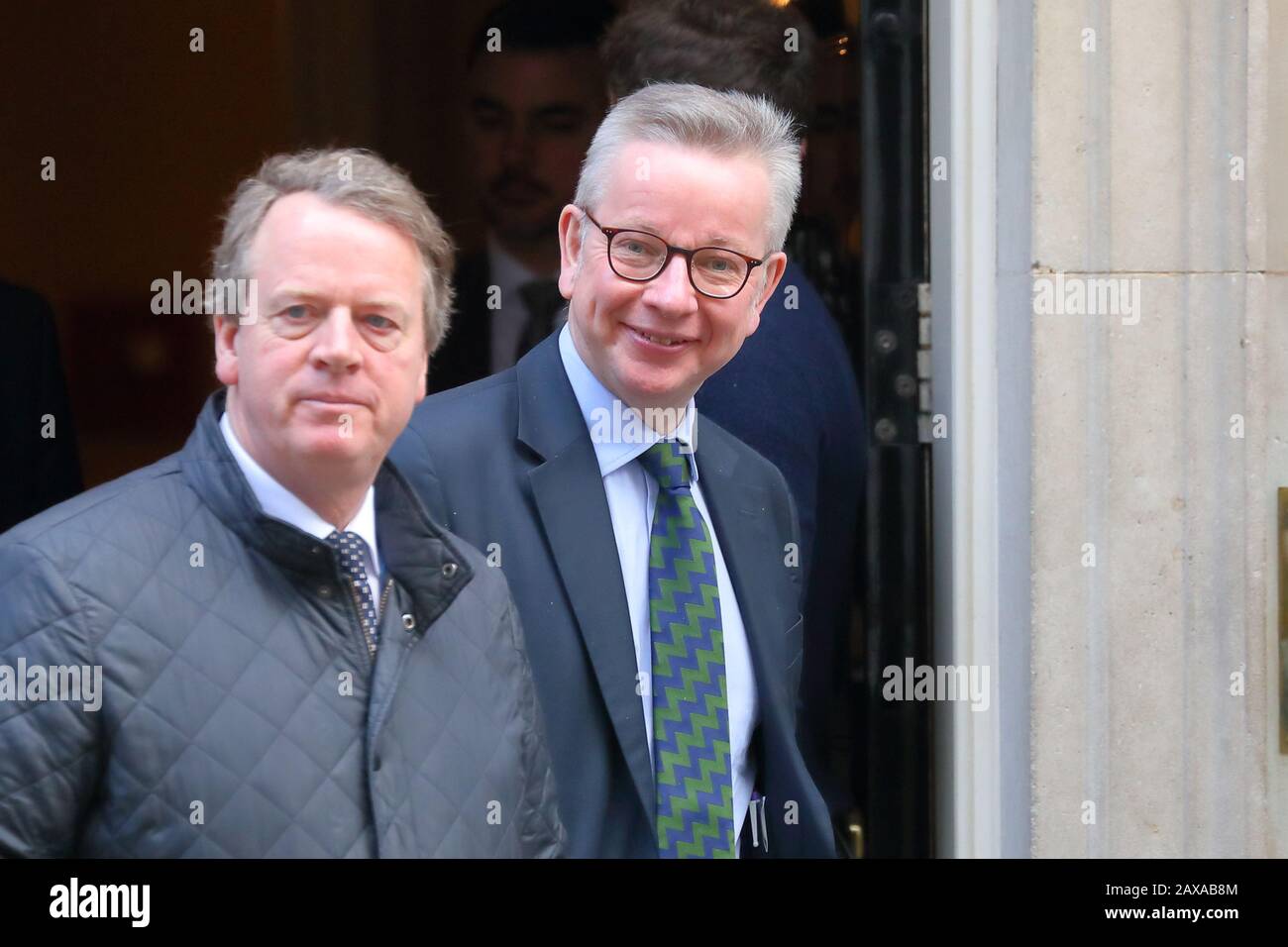 London, Großbritannien. Februar 2020. Michael Gove und Alister Jack verlassen Downing Street nach dem wöchentlichen Kabinettsmeeting. Quelle: Uwe Deffner/Alamy Live News Stockfoto