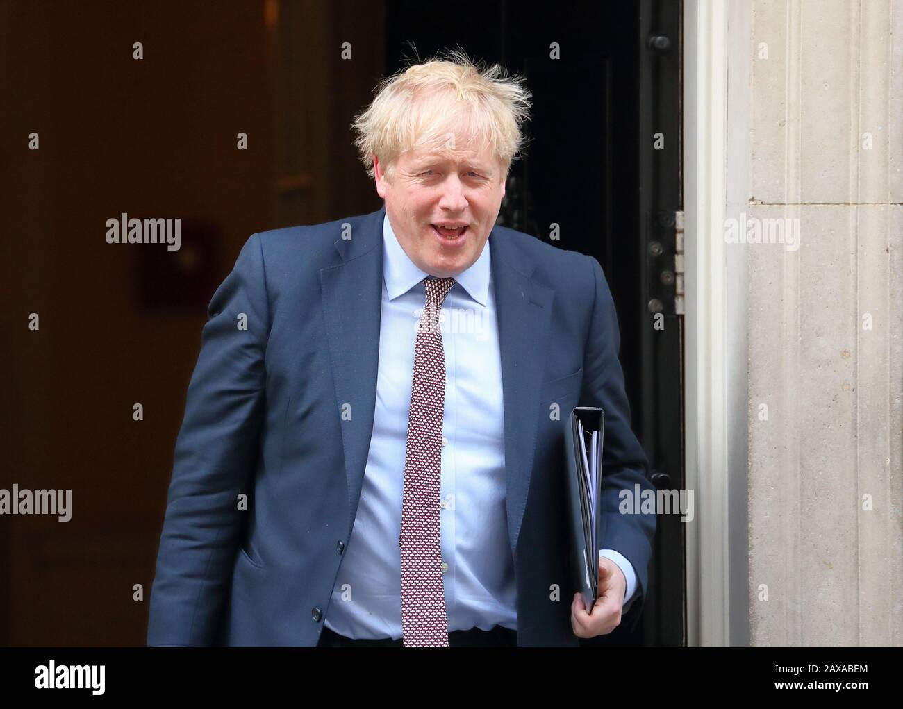 London, Großbritannien. Februar 2020. Optimistischer Premierminister Boris Johnson verlässt die Downing Street nach dem wöchentlichen Kabinettstreffen. Credit: Uwe Deffner/Alamy Live News Stockfoto