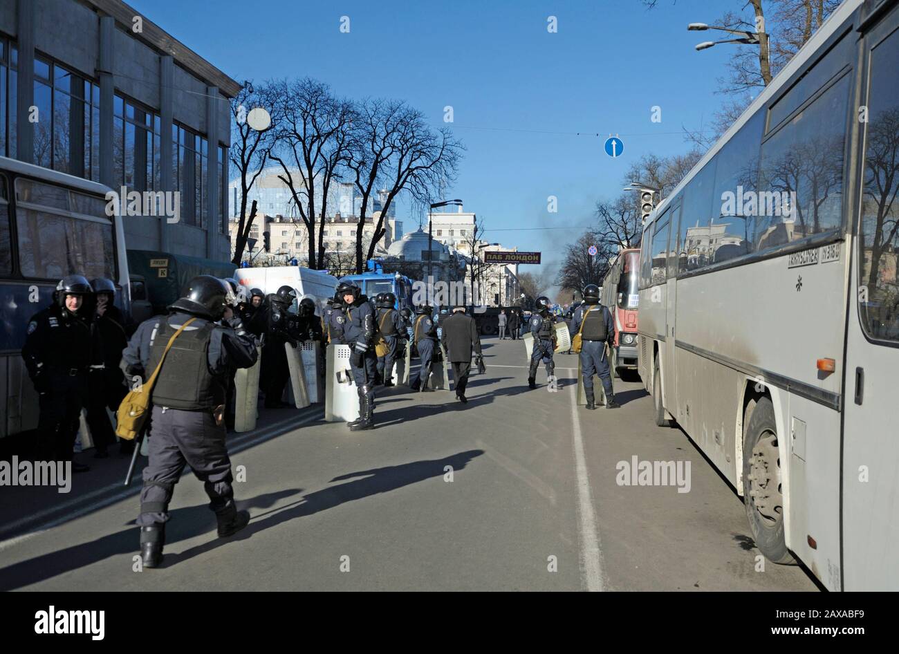 Busse geparkt und Polizisten stehen mit Schilden auf der Straße Gruschewskogo. Revolution der Würde. Februar 2014. Kiew, Ukraine Stockfoto