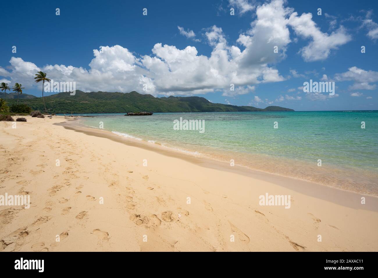 Ein Blick auf den exotischen Strand mit Meer, Sand und blauem Himmel, tagsüber an einem öffentlichen Strand in Rincon Beach, Samana Halbinsel, Dominikanische Republik Stockfoto