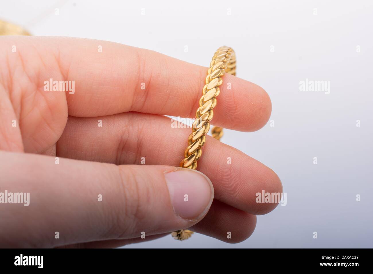 Darstellung goldener Armbänder Beispiele für türkischen Schmuck Stockfoto