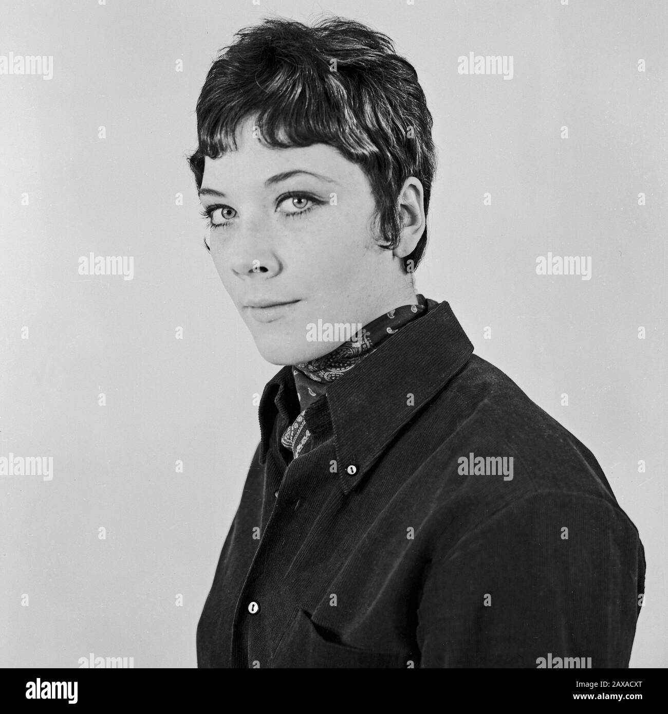 Linda Thorson, kanadische Schauspielerin, bekannt aus der Fernsehserie 'Mit Schirm, Charme und Melone', in Hamburg; Deutschland um 1966. Die kanadische Schauspielerin Linda Thorson, bekannt aus der Fernsehserie "The Avengers", um 1966 in Hamburg. Stockfoto