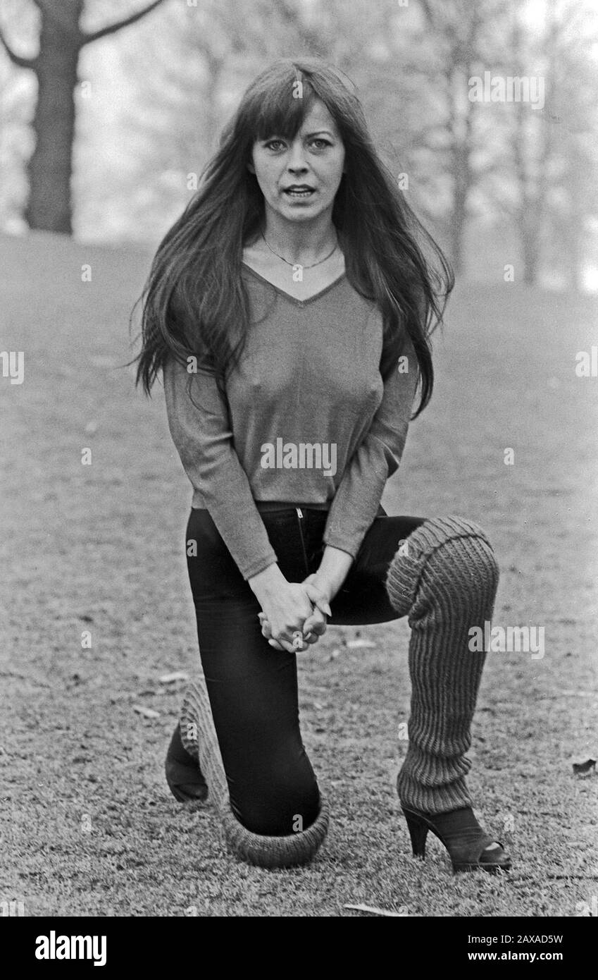 Jutta Weinhold, deutsche Rocksängerin, posiert im einem Park in Hamburg