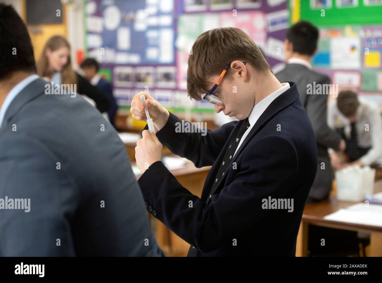 "A"-Studenten der Chemie während einer praktischen Lektion in einer weiterführenden Schule, Großbritannien Stockfoto