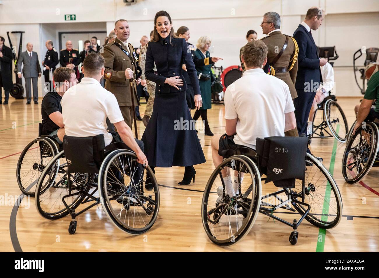 Die Duchess of Cambridge spricht mit Patienten, die am Rollstuhlkorbball während eines Besuchs im Defence Medical Rehabilitation Center Stanford Hall, Stanford on Soar, Loughborough teilnehmen, wo sie mit Patienten und Mitarbeitern zusammentraf und einen Rundgang durch die Turnhalle und den Prothetikworkplatz machte. Stockfoto