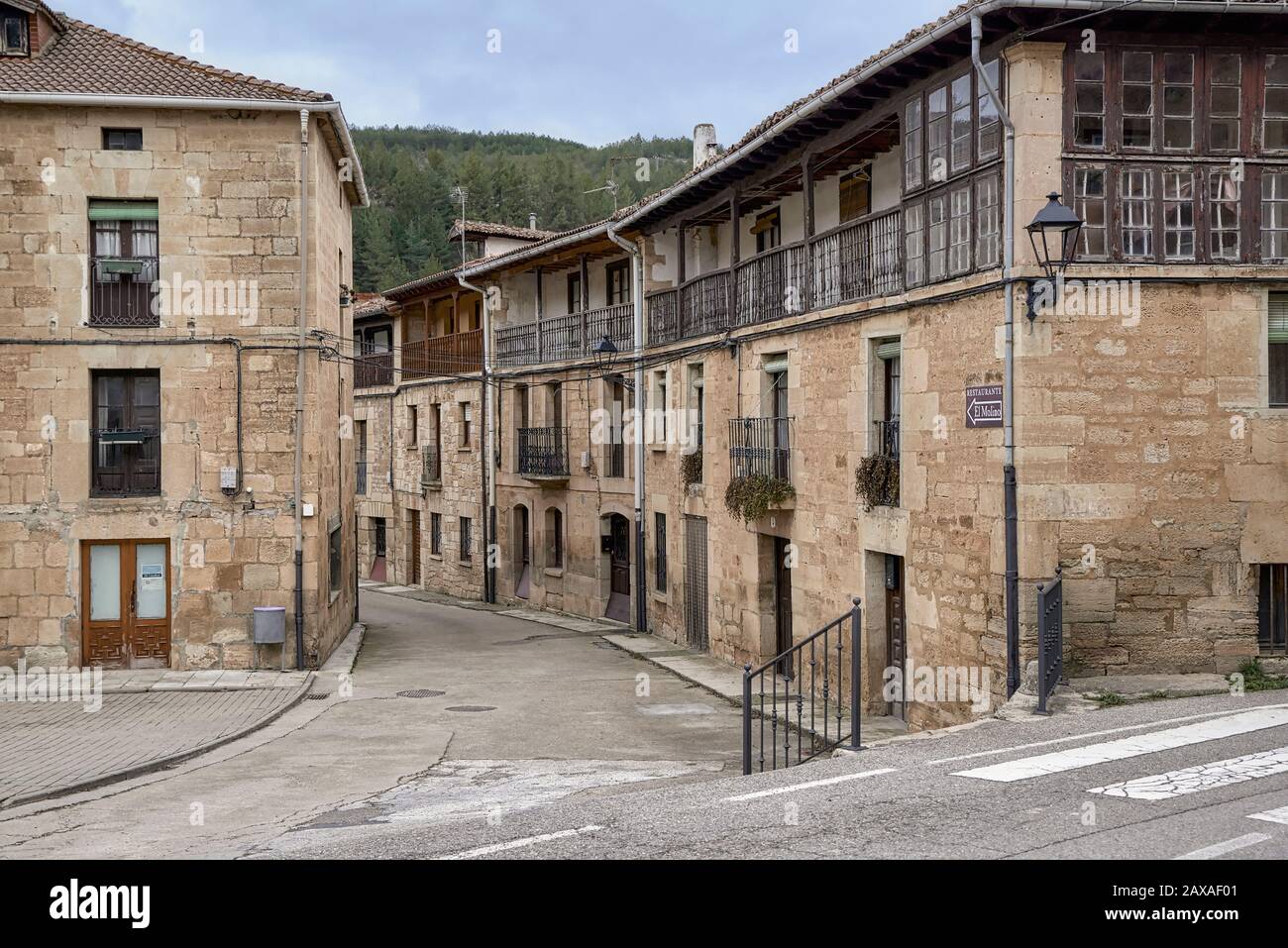 Fassaden der alten traditionellen Zivilarchitektur einer der Straßen in Sedano, Dorf Burgos, Castilla y León, Spanien Stockfoto